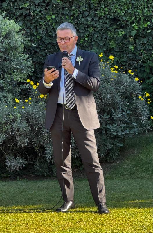 Il papà che legge il discorso